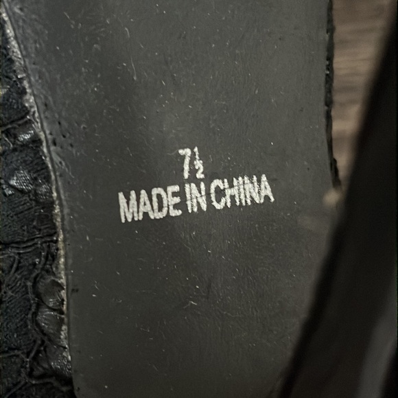 LE CHATEAU Black Lace Close Toe Heels - Picture 8 of 8